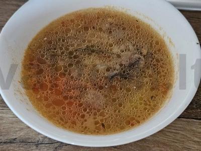 Aštrus kharcho sriuba su jautienos kaulu pagrindine nuotrauka