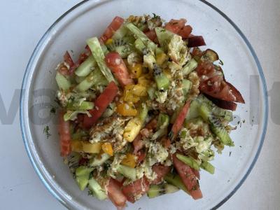 Šviežias salotas su cukinijų blynu „Paslaptis“ pagrindine nuotrauka