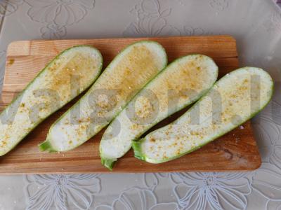 Kepti cukinijos su dešra, sūriu ir prieskoniais Žingsnis 3