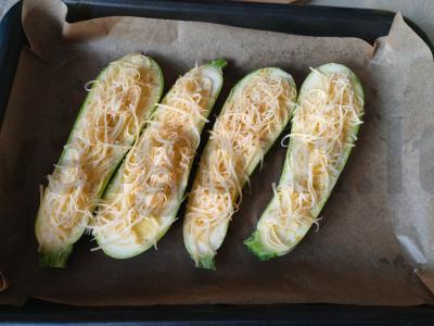 Kepti cukinijos su dešra, sūriu ir prieskoniais Žingsnis 5