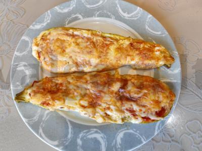 Kepti cukinijos su dešra, sūriu ir prieskoniais Žingsnis 9