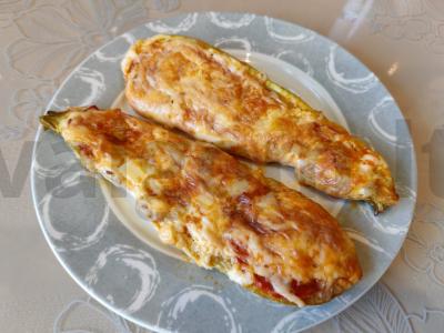 Kepti cukinijos su dešra, sūriu ir prieskoniais pagrindine nuotrauka