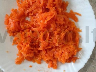 Salotas „Mimoza“ su sardinomis ir virtomis morkomis Žingsnis 2