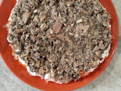 Salotas „Mimoza“ su sardinomis ir virtomis morkomis Žingsnis 8