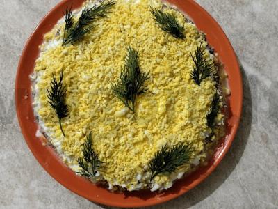 Salotas „Mimoza“ su sardinomis ir virtomis morkomis Žingsnis 11