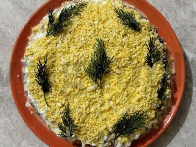 Salotas „Mimoza“ su sardinomis ir virtomis morkomis pagrindine nuotrauka