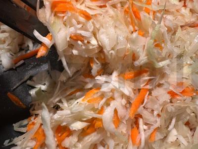 Kepiniai iš mielinės tešlos su kopūstais ir dešra Žingsnis 4