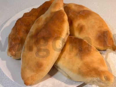 Kepiniai iš mielinės tešlos su kopūstais ir dešra pagrindine nuotrauka