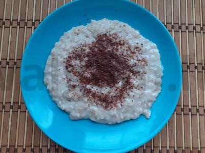 Avižinė košė su pienu ir tarkuotu šokoladu pagrindine nuotrauka