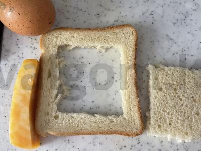 Skrebučiai su kiaušiniu ir sūriu keptuvėje Žingsnis 1