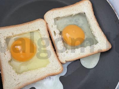 Skrebučiai su kiaušiniu ir sūriu keptuvėje Žingsnis 2