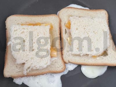 Skrebučiai su kiaušiniu ir sūriu keptuvėje Žingsnis 4