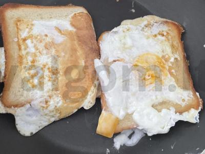 Skrebučiai su kiaušiniu ir sūriu keptuvėje Žingsnis 5