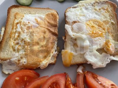 Skrebučiai su kiaušiniu ir sūriu keptuvėje pagrindine nuotrauka