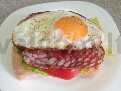 Sumuštinis su dešra, kiaušiniu ir grūdėta garstyčia pagrindine nuotrauka