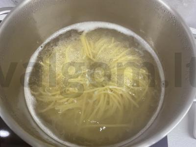 Spagečiai su karališkomis krevetėmis grietinėlės padaže Žingsnis 1