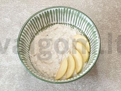 Avižinė košė be virimo su obuoliu ir raugintu pienu pagrindine nuotrauka