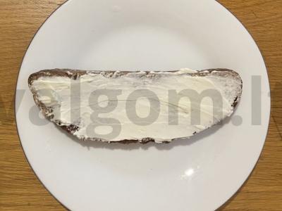 Brusketa su varškės sūriu, silkėmis ir kiaušiniu Žingsnis 1