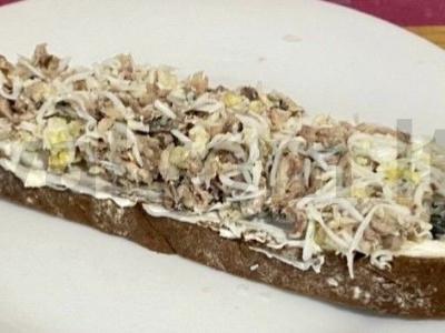 Brusketa su varškės sūriu, silkėmis ir kiaušiniu Žingsnis 4