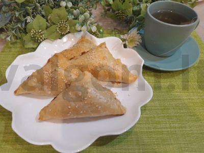 Sluoksniuoti trikampiai su mėsa pagrindine nuotrauka