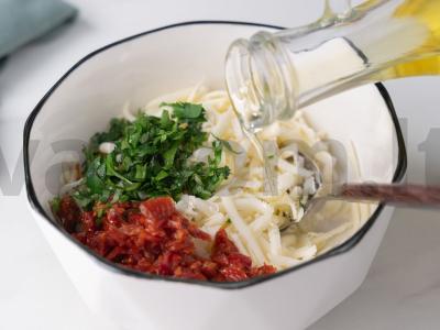 Vištienos ritinys su džiovintais pomidorais ant špinatų pagalvėlės Žingsnis 2