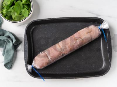 Vištienos ritinys su džiovintais pomidorais ant špinatų pagalvėlės Žingsnis 4