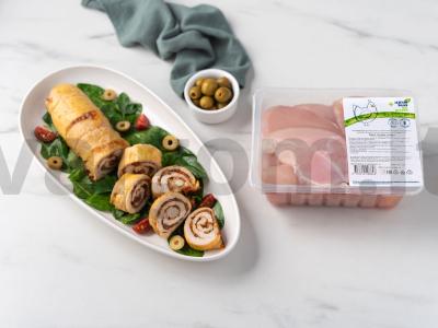 Vištienos ritinys su džiovintais pomidorais ant špinatų pagalvėlės pagrindine nuotrauka