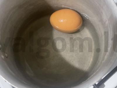 Salotas „Naminis“ su kiaušiniu ir pomidorais Žingsnis 1