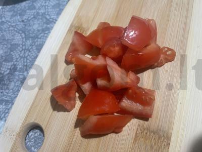 Salotas „Naminis“ su kiaušiniu ir pomidorais Žingsnis 2