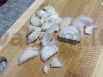 Salotas „Naminis“ su kiaušiniu ir pomidorais Žingsnis 4