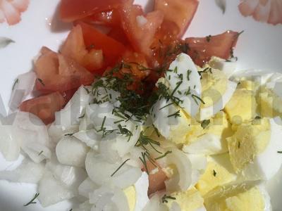 Salotas „Naminis“ su kiaušiniu ir pomidorais Žingsnis 5