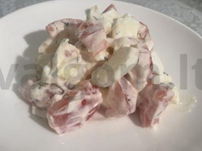 Salotas „Naminis“ su kiaušiniu ir pomidorais pagrindine nuotrauka