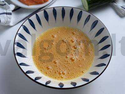 Kiaušinių ritinys su raudona žuvimi Žingsnis 1