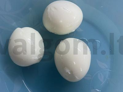 Įdaryti kiaušiniai su islandų sūriu ir raudonąja ikra Žingsnis 1