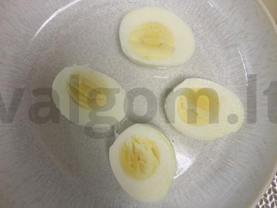 Įdaryti kiaušiniai su islandų sūriu ir raudonąja ikra Žingsnis 2