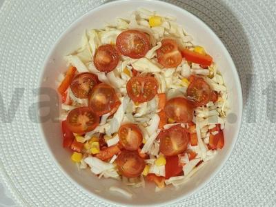 Sultingas daržovių salotas „Essen“ su vyšniniais pomidorais pagrindine nuotrauka