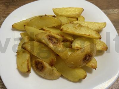 Kvapni kaimiška bulvė su česnaku pagrindine nuotrauka