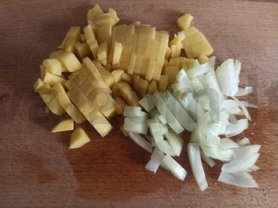 Lengvas žuvies sriuba su perliniu miežiu ir bulvėmis Žingsnis 1