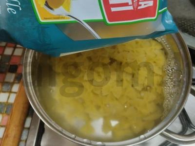 Makaronai su porų svogūnais ir konservuotais pomidorais Žingsnis 1