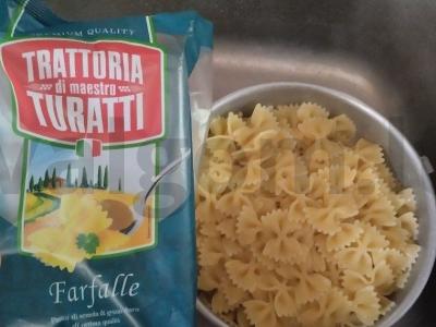 Makaronai su porų svogūnais ir konservuotais pomidorais Žingsnis 2