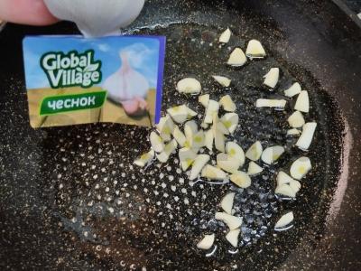 Makaronai su porų svogūnais ir konservuotais pomidorais Žingsnis 4