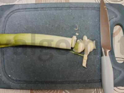 Makaronai su porų svogūnais ir konservuotais pomidorais Žingsnis 5