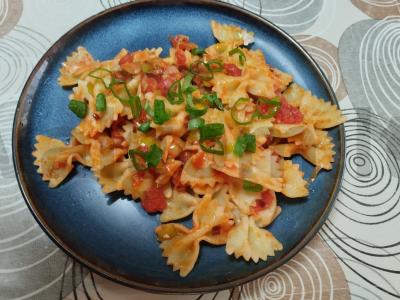 Makaronai su porų svogūnais ir konservuotais pomidorais pagrindine nuotrauka