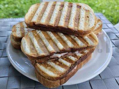 Karšti sumuštiniai su kumpiu ir linų sėmenimis pagrindine nuotrauka