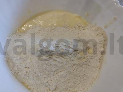 Grietinės pyragas su rūgštynių įdaru Žingsnis 3