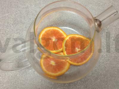 Arbata su raudonuoju apelsinu, šaltalankiais ir braškėmis Žingsnis 2