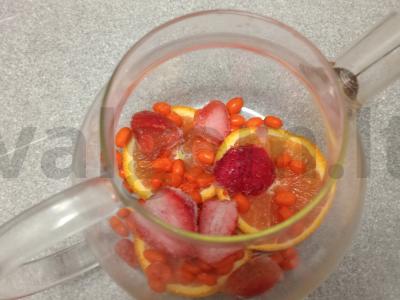 Arbata su raudonuoju apelsinu, šaltalankiais ir braškėmis Žingsnis 4