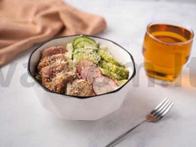 Poke dubuo su tunu ir avokadu pagrindine nuotrauka