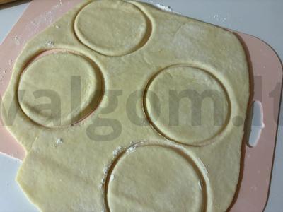 Sūrio pyragėliai ant trupinių tešlos Žingsnis 5