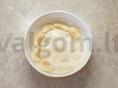 Švelnus desertas su bananais ir saldžiuoju pienu pagrindine nuotrauka